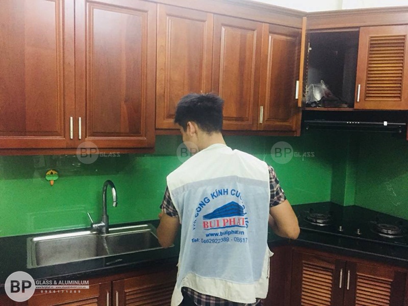 Thi công kính bếp màu xanh cốm K92 An Khánh